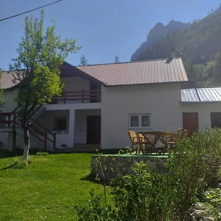 Bed & Breakfast Bujtina Arlindi *