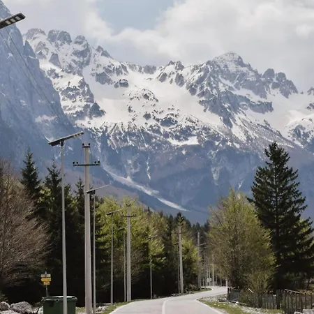 Bujtina Arlindi * Valbone