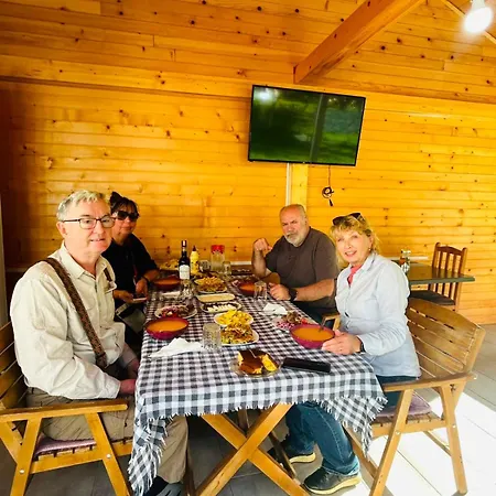 Bed & Breakfast Bujtina Arlindi