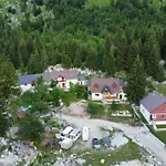 Bed and Breakfast Bujtina Arlindi *