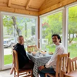 Bed and Breakfast Bujtina Arlindi *