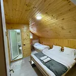 Bed and Breakfast Bujtina Arlindi *