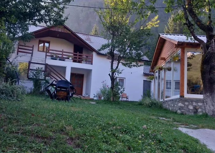 Bujtina Arlindi 住宿加早餐酒店 瓦勒博内